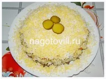 Листковий салат з курячою печінкою салат