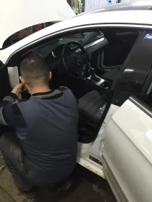 Встановлюємо підсилювач та підключаємо сабвуфер сабвуфер