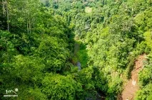 Вулкан Іджен на острові Ява Індонезією на мопеді вулкан