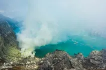 Вулкан Іджен на острові Ява Індонезією на мопеді індонезією