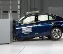 IIHS краш-тест із малим перекриттям BMW 3 Серії F30 майже провалило тест майже