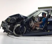 IIHS краш-тест із малим перекриттям BMW 3 Серії F30 майже провалило тест перекриттям