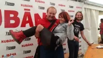 З гуртом The Subways-виконавцями хіта "Rock & Roll Queen" з фільму "Рок-н-рольщик" гуртом