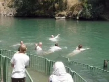 Де тече свята вода тече