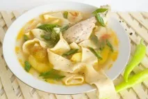 Шурпа з куркою та домашньою локшиною куркою