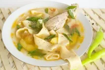 Шурпа з куркою та домашньою локшиною куркою