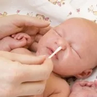 Новонароджений часто чхає, чхає дитина (3 місяці) чхає