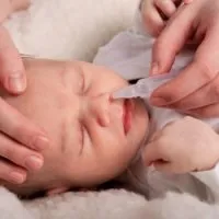 Новонароджений часто чхає, чхає дитина (3 місяці) новонароджений