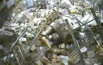 Оператор навантажувача обрушив на складі стелажі з алкоголем (ВІДЕО) складі