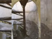Він знайшов незвичайний люк у дворі дворі