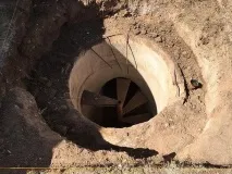 Він знайшов незвичайний люк у дворі було