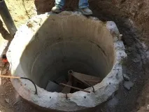 Він знайшов незвичайний люк у дворі дворі