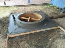 Він знайшов незвичайний люк у дворі дворі