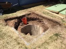 Він знайшов незвичайний люк у дворі Сімс
