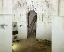 Він знайшов незвичайний люк у дворі незвичайний