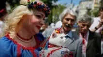 З нагоди безвізу українці вбралися у вишиванки та зібралися до Парижа нагоди