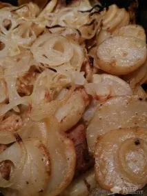 Рецепт Картопля запечена зі свининою, Пряна, з маринованою цибулею картопля