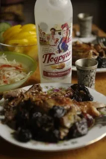 Рецепти качка в духовці, салат з куркою, крекер, ікра, горілка та чача крекер