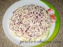 Салат листковий з яблуками, яйцем, сиром та червоною цибулею салат