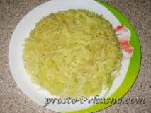 Салат листковий з яблуками, яйцем, сиром та червоною цибулею салат