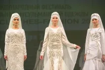 Сучасний татар-стайл «конфлікт версій» хіджабу та бурхлива фантазія естрадниць татар-стайл