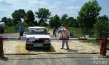 Свиней від борців з африканською чумою господарі захищають із лопатою, а в ураженому селі чумою