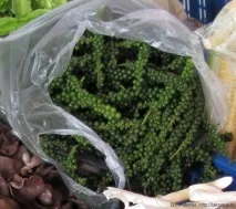 Свіжий зелений перець горошком. перець