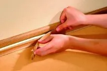 Установка плінтуса – способи, додаткові матеріали та нюанси процесу, що проводиться способи