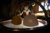 Як створюється швейцарський сир створюється