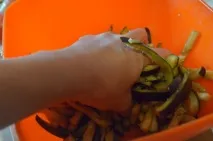 Як смачно згасити баклажани з овочами на сковороді. баклажани