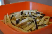 Як смачно згасити баклажани з овочами на сковороді. баклажани