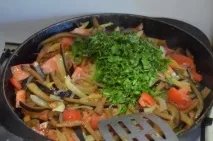 Як смачно згасити баклажани з овочами на сковороді. баклажани