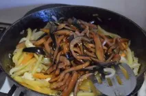 Як смачно згасити баклажани з овочами на сковороді. баклажани