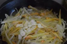 Як смачно згасити баклажани з овочами на сковороді. смачно