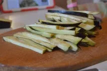 Як смачно згасити баклажани з овочами на сковороді. баклажани