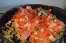 Як смачно згасити баклажани з овочами на сковороді. овочами