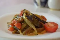 Як смачно згасити баклажани з овочами на сковороді. овочами