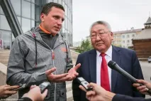 Єгор Борисов проїхав вулицями Якутська з координатором проекту «Карта вбитих доріг» Олександром борисов