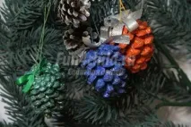 Ялинкові іграшки з шишок з дітьми дітьми