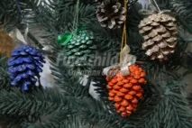 Ялинкові іграшки з шишок з дітьми шишок