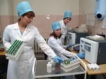 головний