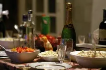 Як не переїсти та не перепити за новорічним столом перепити