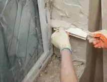Як оштукатурити укоси вікон зовні та всередині будинку всередині