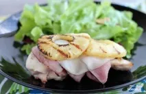 Курячефіле з сиром, шинкою та ананасами. шинкою