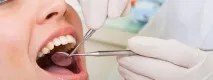 Лікування карієсу або професійне ультразвукове чищення всієї порожнини рота в стоматологічній карієсу