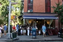 Magnolia Bakery, «Бар Бридкий Койот», Twede - s Cafe що сталося із закладами, в яких знімали кіно бридкий