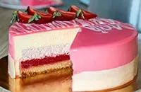 Мусовий полуничний торт з чізкейком, Смачна їжа. смачна