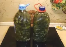Солоні огірки у пластиковій пляшці – як із бочки! огірки