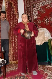 Супербабуся з Дагестану піднімає гирі, гне залізо та пише вірші - РИА Новости дагестану