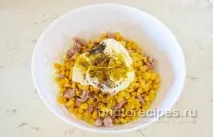 Курячий салат з ананасами. гриби